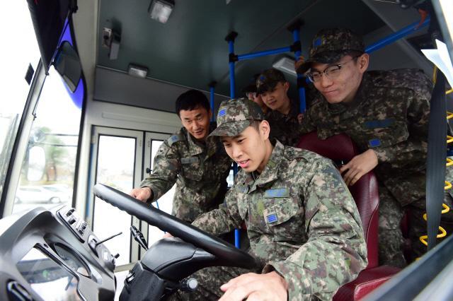 공군16전투비행단이 청년 장병 일자리 지원을 위해 신설한 대형·특수면허 및 운전기능사 취득 동아리 ‘예성 트랜스포터’ 소속 장병들이 지도교관으로부터 자격증 시험 합격 요령을 교육받고 있다.  사진=한재호 기자