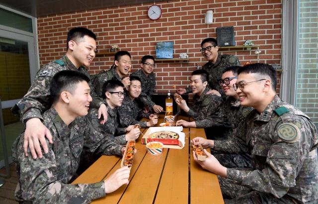 5분대기조 장병들이 푸드트럭에서 산 음식을 먹으며 환하게 웃고 있다. 사진=양동욱 기자