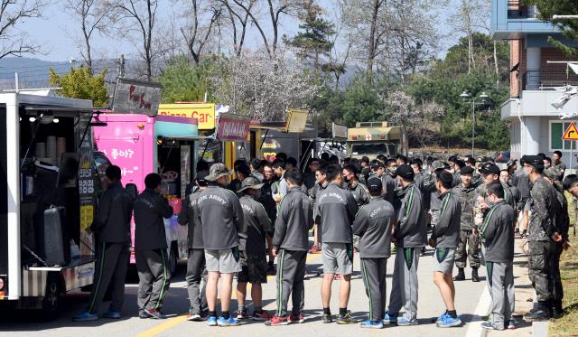 장병들이 푸드트럭 음식을 사기 위해 줄지어 서 있다. 사진=양동욱 기자