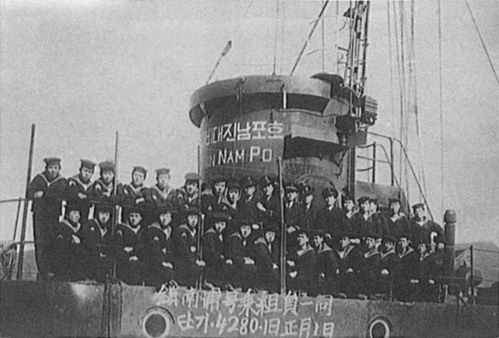 1947년 1월 22일 열린 진남포정(LCI-106) 명명식 기념 사진.