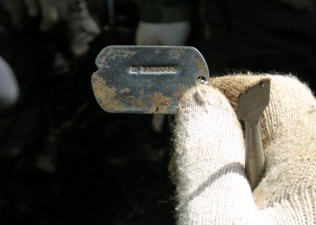  2004년 5월 육군이 6·25 전쟁 전사자 유해 발굴 사업을 시작한 지 5년 만에 처음으로 강원도 홍천군 내면 방내리 하천 인근에서 전사자의 신원을 확인할 수 있는 인식표(군번 줄)를 유해와 함께 발굴했다. 인식표에는 한국군을 의미하는 ‘K’와 군번 ‘1125518’이 선명하게 새겨져 있다.  연합뉴스  