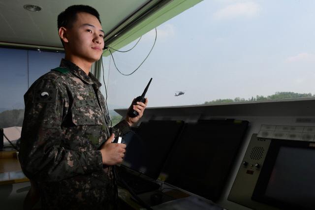 육군항공작전사령부 1201부대 항공교통관제병 신동탁 상병이 관제탑에서 UH-60 헬기의 안전한 착륙을 유도하고 있다. 신 상병은 육군의 특기병 제도를 잘 활용해, 군 복무가 ‘경력 단절’이 아닌 ‘경력 강화’의 기회가 되도록 했다. 조종원 기자