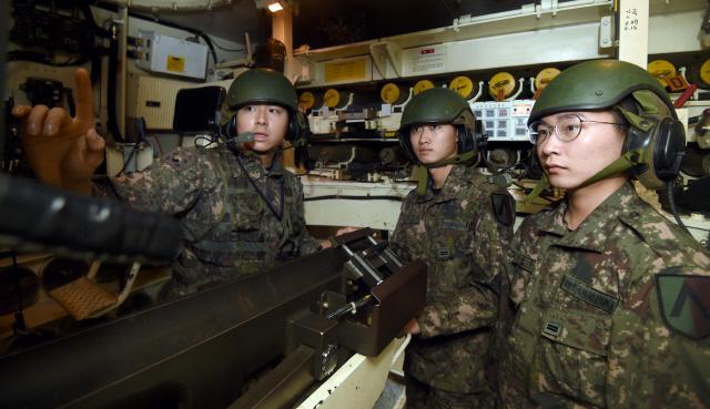 육군수도포병여단 전입 신병들이 부대가 운용하는 K9 자주포 내부에서 장비의 특징과 운용 방법 등에 관한 설명을 듣고 있다. 수도포병여단은 전입 신병 집체교육에서 자신의 안전을 스스로 지킬 수 있는 교육을 우선함으로써, 신병들이 자주포와 포탄에 대한 두려움을 극복하고 임무를 완수할 수 있도록 지원하고 있다.    양동욱 기자