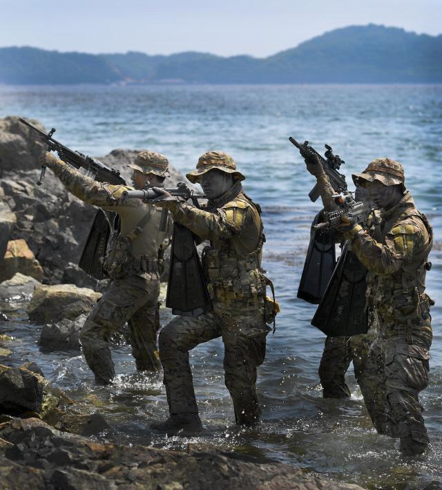 적지종심작전이 주 임무인 해군특수전전단 SEAL 장병들이 진해 군항에서 적 해안에 은밀히 침투하는 해중침투 훈련을 하고 있다. 양동욱 기자