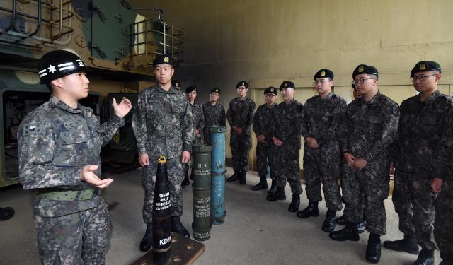 포병부대 장병이라면 누구나 포탄을 나를 수 있다. 수도포병여단 이민강(중사·맨 왼쪽) K9 교관이 장병들에게 탄약과 장약을 나르는 올바른 요령을 전수하고 있다.   양동욱 기자