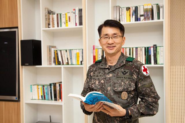 안종성(육군 준장) 국군의무사령관이 자신의 ‘애독서’인 『환자의 경험이 혁신이다』를 들고 환하게 웃고 있다.  부대 제공