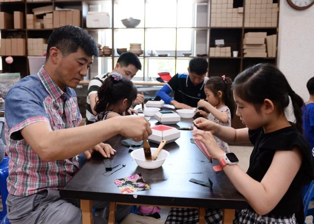 공군16전투비행단 군인가족 행복 지원 프로그램 중 하나인 ‘안동 전통문화 체험’ 행사에 참가한 장병과 자녀들이 안동공예문화전시관에서 한지등 만들기 체험을 하고 있다.  사진 제공=우동균 하사