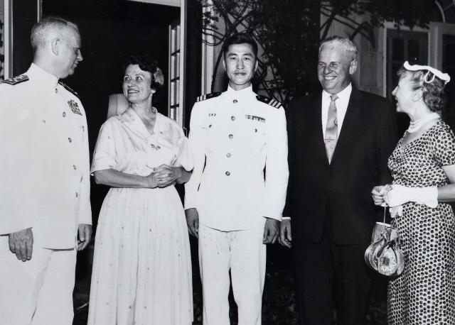 현대 미국 해군의 아버지라 불리는 알레이 버크(맨 왼쪽) 제독과 함께한 박찬극(왼쪽 셋째) 제독.