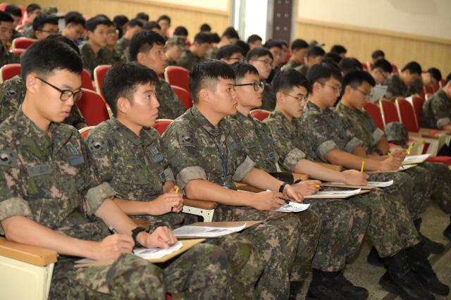 전역을 앞둔 공군15특수임무비행단 장병들이 국방부의 지원으로 부대가 마련한 ‘청년 장병 진로도움 교육’에 참석해 한국능률협회 전문 강사의 강연을 경청하고 있다.  사진 제공=송강석 상병