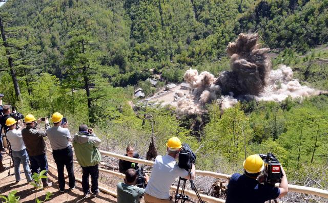 국제기자단 일행이 5월 24일 북한 함경북도 길주군 풍계리 핵실험장 폐기 모습을 촬영하고 있다.  사진공동취재단