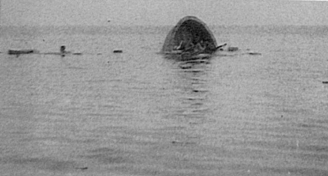 1967년 4월 17일 PF-63 대동강함의 공격을 받아 침몰하는 간첩선. 사진=해군본부 제공