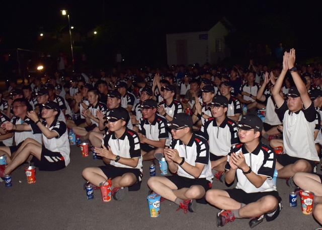 공군16전비 장병들이 1일 부대 밴드 동아리의 버스킹을 관람하며 즐거워하고 있다. 
 사진 제공=서동일 하사