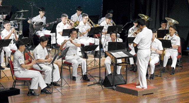 지난해 순항훈련에 동참한 해군 군악대원들이 말레이시아 공연장에서 연주를 하고 있다.