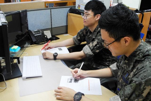 공군 오산기지 병사들이 국방부 원격교육체계 ‘M-MOOC’에 접속해 정신전력교육-I 과목을 수강하고 있다.  부대 제공