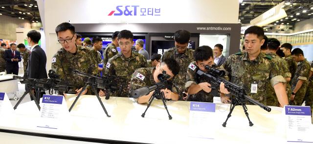 바로 자세 나오네
S&T 모티브 부스에서 장병들을 비롯한 관람객들이 다양한 총기를 살펴보고 있다.