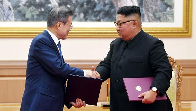 문재인 대통령과 김정은 북한 국무위원장이 합의서 서명 후 악수를 하고 있다. 평양사진공동취재단.