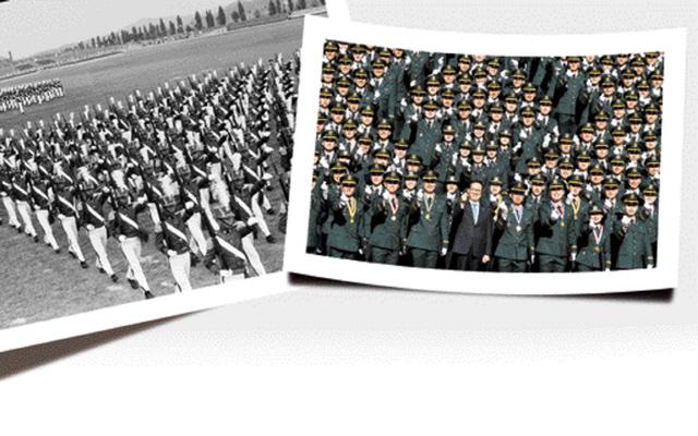 지난 1977년 당시 3사관학교 졸업식 장면(왼쪽 사진). 송영무 국방부 장관이 지난 3월 2일 경북 영천 육군3사관학교에서 열린 53기 졸업·임관식에서 신임 장교들과 손가락으로 하트 모양을 그려 보이며 기념촬영을 하고 있다(오른쪽 사진).  국방일보 DB
