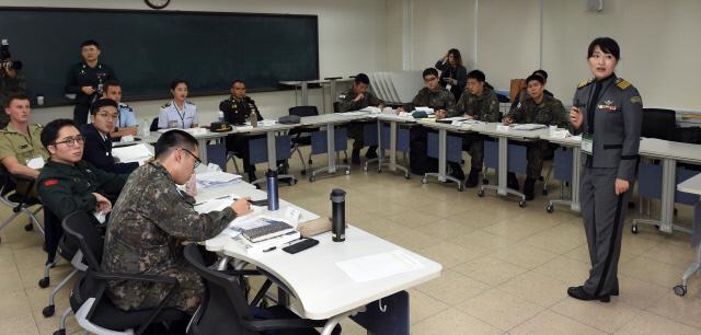 4일 서울 노원구 육군사관학교에서 개최된 ‘제17회 대학생 안보토론대회’에서 육군사관학교 여생도가 분과별 토론에 앞서 주제발표를 하고 있다. 역대 최대 규모로 열린 이번 대회에는 세계의 사관생도와 명문대 학생 등 420여 명이 참가해 국방안보를 주제로 열띤 발표와 토론을 벌였다.  양동욱 기자