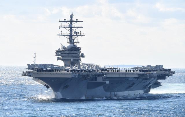 11일 제주 남방 해상에서 열린 ‘2018 대한민국 해군 국제관함식’ 해상사열에서 미 해군의 항공모함(CVN) 로널드 레이건(Ronald Reagan)함이 기동을 하고 있다. 