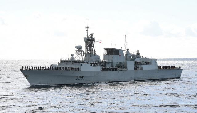 캐나다 해군의 호위함(FFH) 캘거리(Calgary)함. 