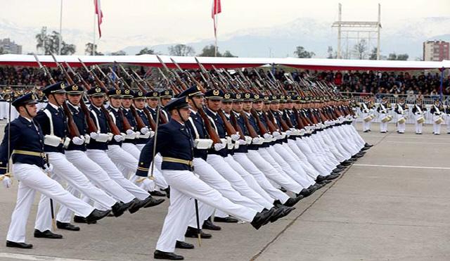 칠레 국군의 날 행사에서 칠레 공군장병들이 행진하고 있다.  필자 제공