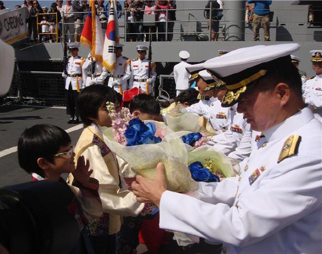 지난 2012년 칠레를 방문한 한국 해군순항훈련전단 지휘부에 현지 교민 자녀들이 꽃다발을 전달하고 있다.  필자 제공
