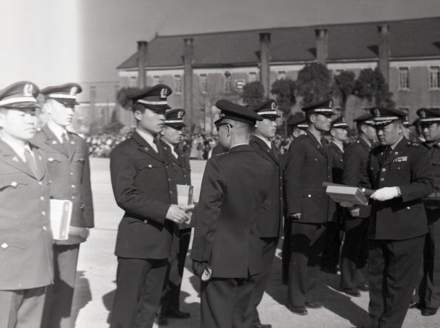 1963년 2월 육군 ROTC 1기 임관식.