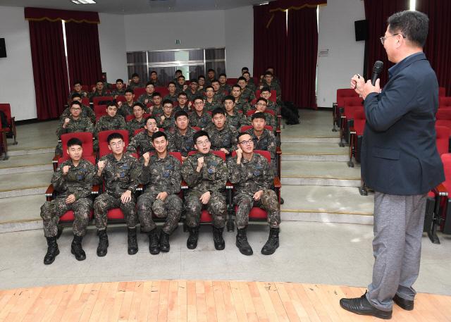 손재율 강사가 18일 공군16전투비행단에서 전역 전 장병들을 대상으로 취·창업 및 기업가 정신 교육을 하고 있다. 사진 제공=백승열 상사