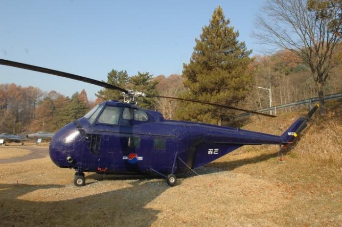 공군사관학교에 전시된 H-19.