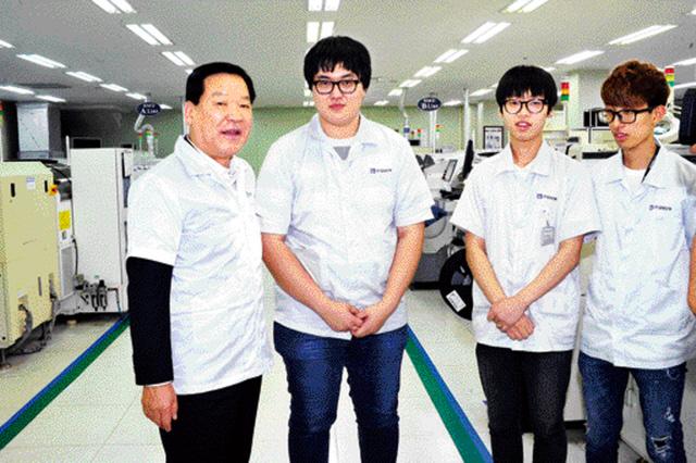 기찬수(맨 왼쪽) 병무청장이 산업 현장을 방문, 산업기능요원들의 이야기를 들은 뒤 이들을 격려하고 있다. 