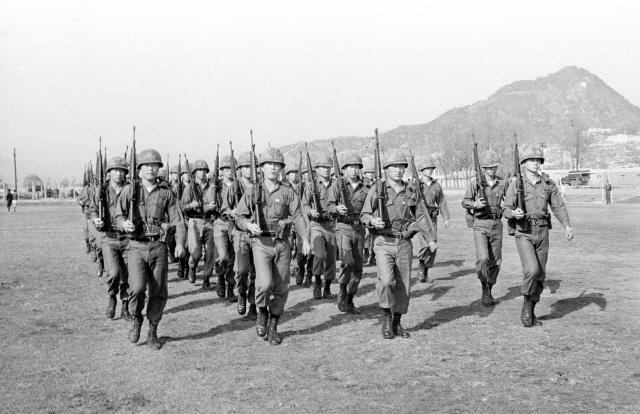 1974년 4월 당시 미4유도탄사령부에 근무하는 카투사 장병들이 훈련하는 모습.     필자 제공