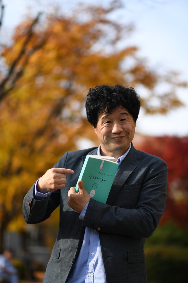 최근 저서 「밥보다 일기」를 펴낸 서민 단국대 의과대학 교수가 천안캠퍼스 교정에서 자신의 책을 들고 포즈를 취하고 있다. 
 양동욱 기자