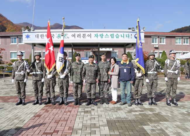 지난달 24일 신병교육대 수료식에서 박용훈(왼쪽 셋째) 이병·박용준(왼쪽 다섯째) 상병이 이진형(왼쪽 넷째) 6사단장, 가족과 함께 기념사진을 촬영하고 있다. 부대 제공