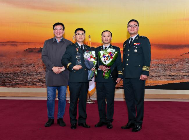 8일 충남 계룡대 무궁화회관에서 열린 ‘2018년 육군 인권상’ 시상식에서 올해의 인권상을 받은 신권(왼쪽 셋째) 중령, 김정식(왼쪽 둘째) 원사가 육군본부 이동호 법무실장 및 지인과 함께 기념촬영하고 있다.  육군 제공
