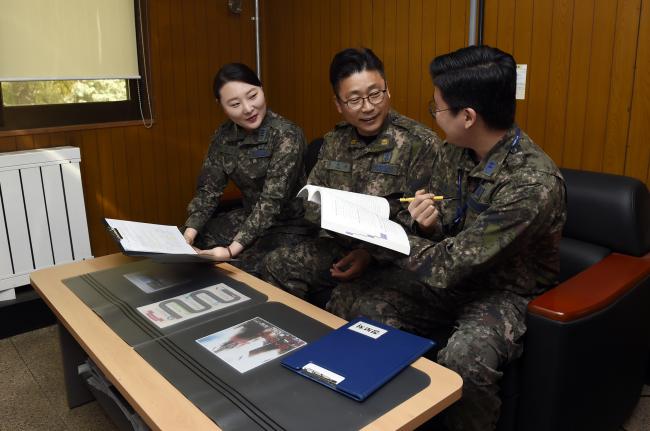 공군17전비 정보처 보안과 장병들이 맞춤형 보안업무 수행 방법에 대한 의견을 공유하고 있다.  사진 제공=강민기 병장