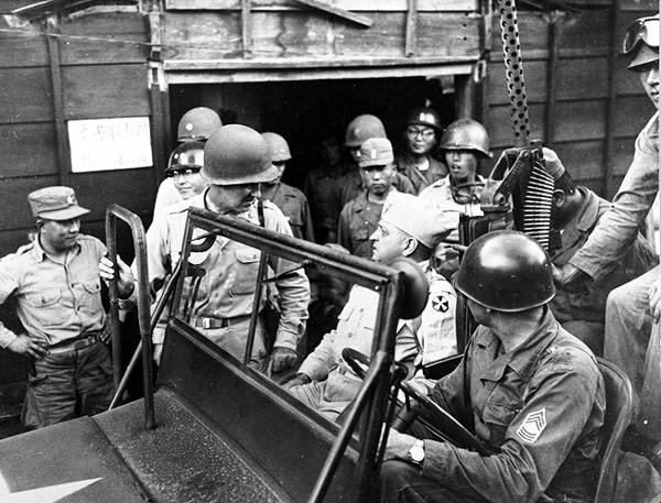1950년 8월 18일 부산에서 미8군 사령관 워커(오른쪽) 중장을 만나는 패럴(F.W. Farrell·왼쪽) 미군사고문단 사령관.