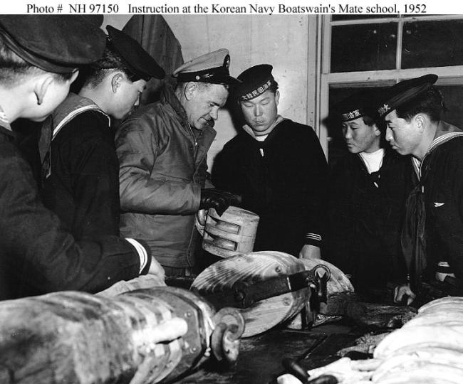 1952년 2월 27일 주한 미군사고문단 소속 갑판장 조 브루어(Joe E. Brewer) 상사가 한국 해군 수병들을 교육시키고 있는 모습. 