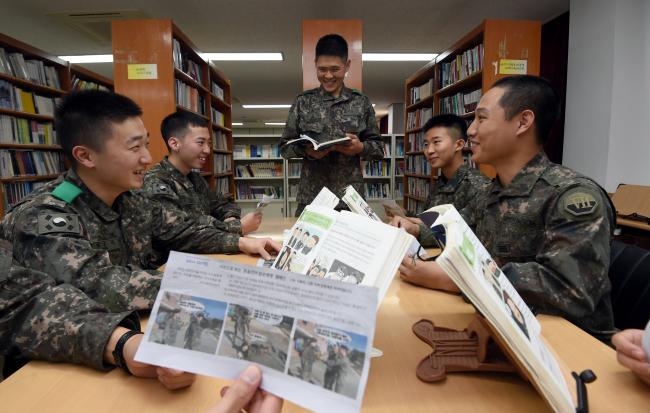 육군7공병여단 장병들이 국방일보 ‘사진으로 보는 존중언어 밝은병영 캠페인’을 활용한 상황극 교육을 하고 있다.  이천=양동욱 기자