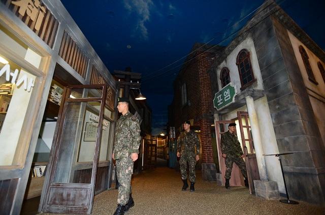 인제군에 위치한 '박인환 문학관'을 육군 장병들이 둘러보고 있다. 국방일보DB