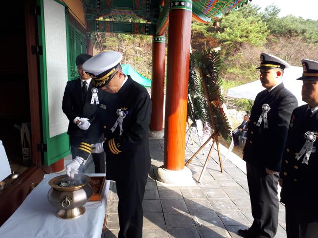 19일 광주광역시 경열사에서 열린 ‘제627주기 정지 제독 향사’에서 해군잠수함사령부 김성식(중령) 정지함 부장이 장병 대표로 분향하고 있다.  부대 제공