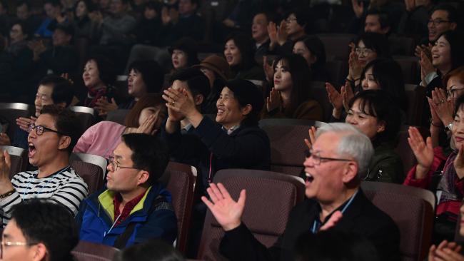 참가자들이 객석에서 그룹 해바라기의 노래를 따라 부르며 즐거운 시간을 보내고 있다. 사진=조종원 기자 