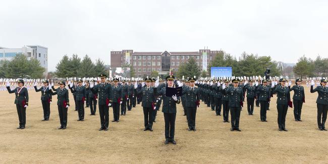 국군간호사관학교는 1980년 1월 4일 4년제 사관학교로 출범했다. 사진은 지난 3월 국군간호사관학교 연병장에서 열린  제58기 졸업 및 임관식에서 졸업생도들이 선서를 하는 모습.