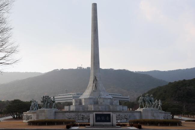 계룡대를 상징하는 36m 높이의 통일탑.  계룡대=한재호 기자