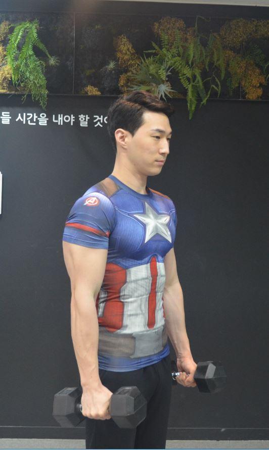상체를 곧게 펴주고, 덤벨을 세로로 들어 뉴트럴 그립으로 잡는다. 이때 덤벨 손잡이를 중앙보다 조금 더 윗부분을 잡는다. 