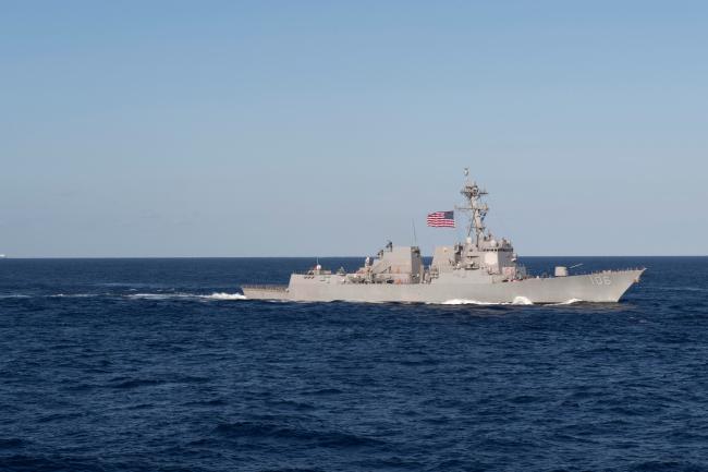 미 해군의 알레이버크급 이지스 구축함 USS 스톡데일(DDG-106)이 지난 11월 16일 필리핀해에서 항해 중이다. 스톡데일함은 같은 달 말 보급함과 함께 대만해협 공해를 통과하며 미국의 대만에 대한 군사적 지원 의지를 재확인하기도 했다. 미 해군은 인도·태평양 지역의 평화와 안정을 위해 지난 70여 년간 이 지역에서의 정기적 항행을 지속하고 있다는 입장이다. 
 사진 출처=U.S. Navy photo by Mass Communication Specialist 2nd Class Ryan D. McLearnon