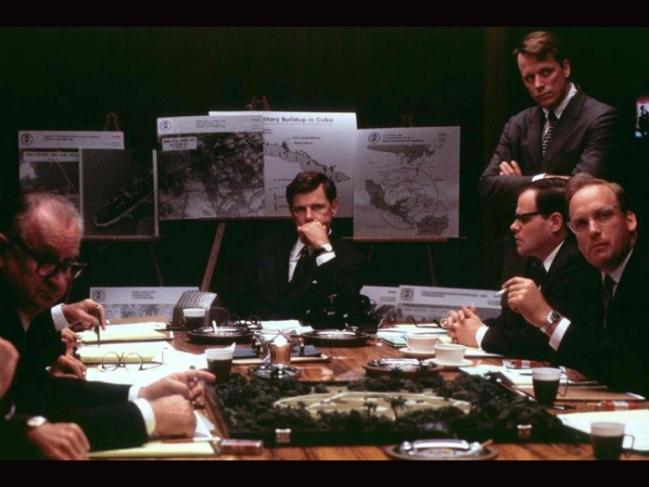 케네디 정부 각료와 장성들이 소련의 쿠바 미사일 설치에 대응하기 위해 회의하고 있다. 사진=필자 제공