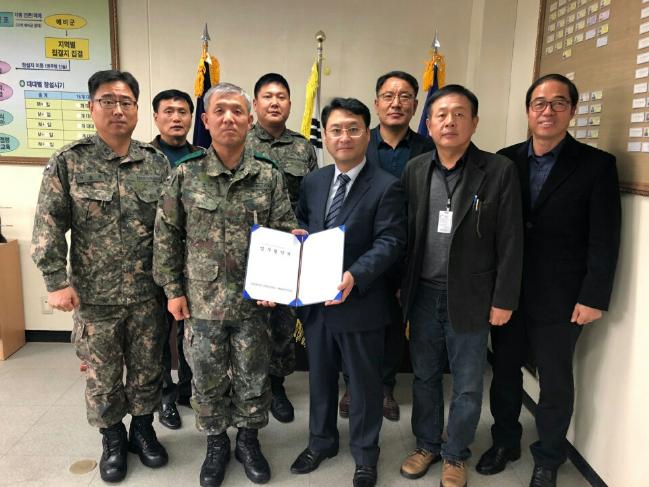 안동과학대 국방의료과 윤동식(앞줄 오른쪽) 교수와 육군동원전력사령부 이영찬(앞줄 왼쪽) 50동원지원단장이 협약을 체결한 후 기념 촬영을 하고 있다.  안동과학대 제공