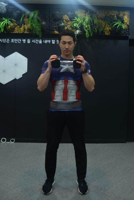 덤벨을 잡고 양발을 어깨너비 정도로 벌려준다. 이때 등은 곧게 펴져 있어야 하며, 발의 각도는 10도 정도 벌려준다. 
