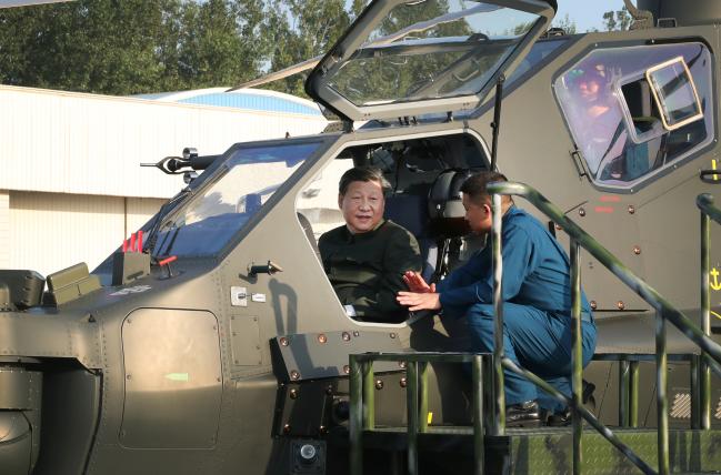 시진핑 중국 국가주석이 중국 랴오닝성의 육군 제79집단군을 시찰하면서 최신형 공격용 헬기 ‘즈(直)-10’ 조종석에 앉아 무기시스템을 조작해 보고 있다.
  연합뉴스