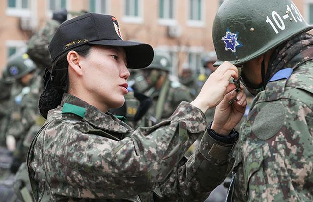 육군6사단 독수리연대 육탄11용사대대 윤지수 중사가 행군을 앞둔 훈련병 한 사람 한 사람의 군장을 꼼꼼히 점검하면서 부상을 입지 않는 올바른 행군 요령 등에 대해 조언하고 있다. 윤 중사는 살뜰하지만 단호한 훈육으로 훈련병들의 롤 모델이 되고 있다. 철원=이경원 기자 